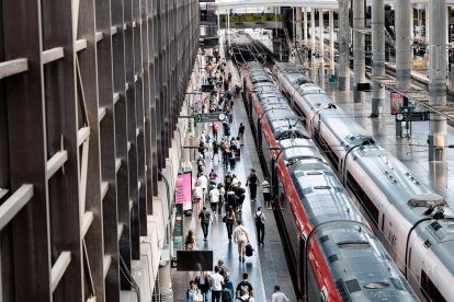 (Foto de ARCHIVO)
Decenas de personas en la Estación de Madrid - Puerta de Atocha - Almudena Grandes, a 30 de agosto de 2025, en Madrid (España). El tráfico ferroviario entre Madrid y Andalucía se encuentra cortado por un incendio en el último coche de un tren que venía de Almería y se ha detenido en el kilómetro 201, entre Argamasilla de Calatrava y Puertollano. Fuentes del 112 y Adif han confirmado la suspensión del servicio.

Carlos Luján / Europa Press
30 AGOSTO 2025;CORTE;CORTADA;LÍNEA;AVE;MADRID;ANDALUCIA;INCENDIO;CIUDAD REAL
30/8/2025
