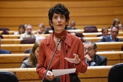 La ministra de Inclusión, Seguridad Social y Migraciones de España, Elma Saiz, durante una sesión de control al Gobierno en el Senado.