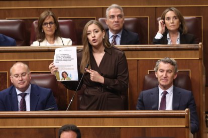 La portavoz del PP en el Congreso, Ester Muñoz, interviene durante una sesión de control al Gobierno