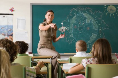 Una docente capta la atención de sus alumnos con un enfoque cercano y visual: enseñar también es emocionar.