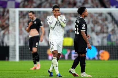 MADRID, SPAIN - OCTOBER 22: Jude Bellingham of Real Madrid celebrates scoring his team's first goal during the UEFA Champions League 2025/26 League Phase MD3 match between Real Madrid C.F. and Juventus at Estadio Santiago Bernabeu on October 22, 2025 in Madrid, Spain. (Photo by Angel Martinez/Getty Images)