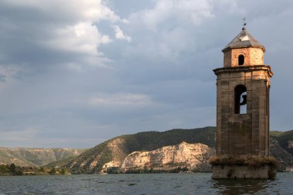 La torre de la iglesia del antiguo Fayón es el único vestigio visible del pueblo sumergido bajo el embalse, símbolo de una memoria que se resiste a desaparecer.
