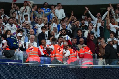 MADRID, SPAIN - OCTOBER 26: Medical Staff tend to a Spectator as a medical emergency occurs in the stands during the LaLiga EA Sports match between Real Madrid CF and FC Barcelona at Estadio Santiago Bernabeu on October 26, 2025 in Madrid, Spain. (Photo by Angel Martinez/Getty Images)