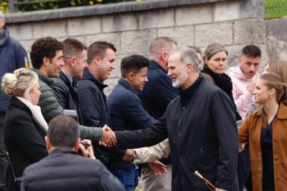 El Rey Felipe y la princesa Leonor saludan a habitantes de Valdesoto.