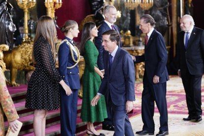 Felipe y Letizia, Leonor, Sofía, y el alcalde de Madrid, José Luis Martínez Almeida.