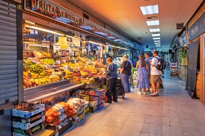 Frutas, voces y cercanía: así se vive el día a día en los pasillos del Mercado de Ventas, uno de los más auténticos de Madrid.