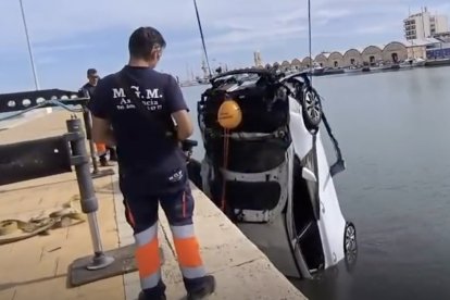 Coche siniestrado del accidente de Gandia mientras lo sacan del agua