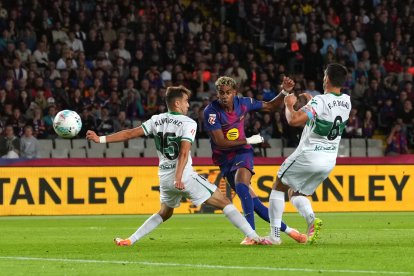 BARCELONA, SPAIN - NOVEMBER 02: Lamine Yamal of FC Barcelona scores his team's first goal during the LaLiga EA Sports match between FC Barcelona and Elche CF at Spotify Camp Nou on November 02, 2025 in Barcelona, Spain. (Photo by Alex Caparros/Getty Images)