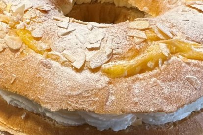 Primer plano de la Corona de la Almudena, donde se aprecia la textura del brioche, la crema y el acabado con almendras y azúcar glas.