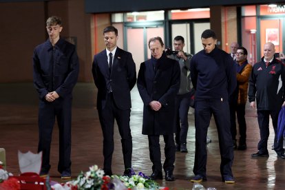 LIVERPOOL, ENGLAND - NOVEMBER 03: (L-R) Dean Huijsen of Real Madrid, Xabi Alonso, Head Coach of Real Madrid and Trent Alexander-Arnold of Real Madrid look on at the tributes to former Liverpool player Diogo Jota at Anfield on November 03, 2025 in Liverpool, England. (Photo by Jan Kruger/Getty Images)
