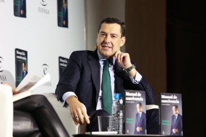 El presidente de la Junta de Andalucía y del PP-A, Juanma Moreno, durante la presentación de su primer libro, titulado 'Manual de convivencia. La vía andaluza'.