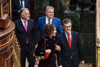 Ángel Víctor Torres entra charlando al Congreso con Santos Cerdán.