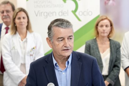 El consejero de Sanidad, Presidencia y Emergencias de la Junta de Andalucía, Antonio Sanz,  en una reciente visita al hospoyal Virgen del Rocío de Sevilla.
