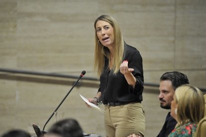 La presidenta de la Junta de Extremadura, María Guardiola, en el pleno de la Asamblea de Extremadura.