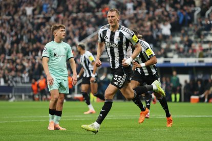 Darn Burn celebrando su gol ante el Athletic Club de Bilbao en la cuarta jornada de UEFA Champions League. (Photo by Justin Setterfield/Getty Images)