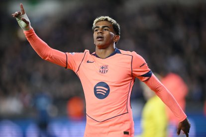 BRUGES, BELGIUM - NOVEMBER 05: Lamine Yamal of FC Barcelona celebrates scoring his team's second goal during the UEFA Champions League 2025/26 League Phase MD4 match between Club Brugge KV and FC Barcelona at Jan Breydelstadion on November 05, 2025 in Bruges, Belgium. (Photo by Stuart Franklin/Getty Images)