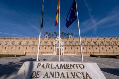 Fachada principal del antiguo Hospital de las Cinco Llagas, sede del Parlamento de Andalucía