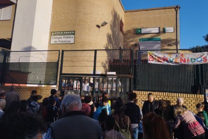 Concentración de la comunidad educativa del CEIP Prácticas de Huelva tras la agresión a una profesora.