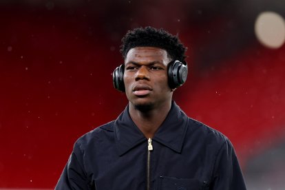LIVERPOOL, ENGLAND - NOVEMBER 04: Aurelien Tchouameni of Real Madrid inspects the pitch prior to the UEFA Champions League 2025/26 League Phase MD4 match between Liverpool FC and Real Madrid C.F. at Anfield on November 04, 2025 in Liverpool, England. (Photo by Michael Regan/Getty Images)