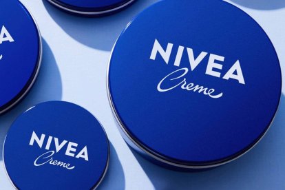 La crema Nivea de lata azul, un básico de generaciones, ahora reaparece como protagonista de una rutina viral antiarrugas.