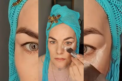 El ritual comienza extendiendo una fina capa de crema bajo los ojos para trabajar la zona con un masaje suave.