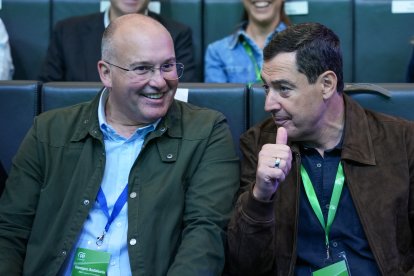 El presidente de la Junta de Andalucía, Juanma Moreno y el  secretario general del PP, Miguel Tellado, durante el congreso del PP-A. A 8 de noviembre de 2025. Segunda jornada del XVII Congreso del PP-A, que incluye las intervenciones de los presidentes de Murcia, Fernando López Miras, de la Comunidad de Madrid, Isabel Díaz Ayuso, y posteriormente el secretario general del PP, Miguel Tellado. El presidente de la Junta y del PP-A, Juanma Moreno, interviene para presentar su candidatura a la reelección como líder del partido.

Francisco J. Olmo / Europa Press
08/11/2025