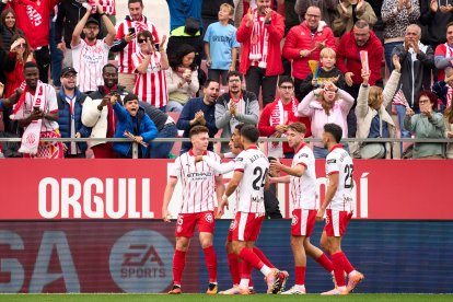 GIRONA, SPAIN - NOVEMBER 08: Viktor Tsygankov of Girona FC celebrates with teammates scoring his team's first goal during the LaLiga EA Sports match between Girona FC and Deportivo Alaves at Montilivi Stadium on November 08, 2025 in Girona, Spain. (Photo by Alex Caparros/Getty Images)