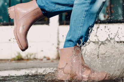 Las botas impermeables cortas se consolidan como una opción práctica y estética para días de lluvia intensos.