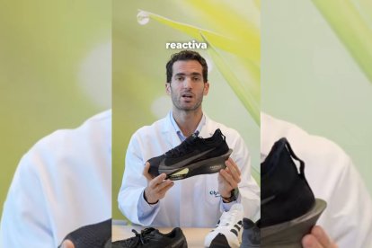 El doctor Borja Nuñez muestra una zapatilla reactiva con placa de carbono, ideal para entrenamientos de alta intensidad y series rápidas.