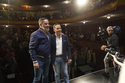 (Foto de ARCHIVO)
El presidente de VOX, Santiago Abascal (i), y el líder de VOX en Cáceres, Óscar Fernández (d), participan en un acto público, en el Gran Teatro, a 3 de noviembre de 2025, en Cáceres, Extremadura (España).

Carlos Criado / Europa Press
03/11/2025