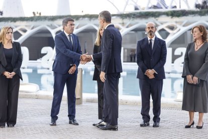 El presidente del Gobierno, Pedro Sánchez, saluda al presidente de la Generalitat valenciana, Carlos Mazón
