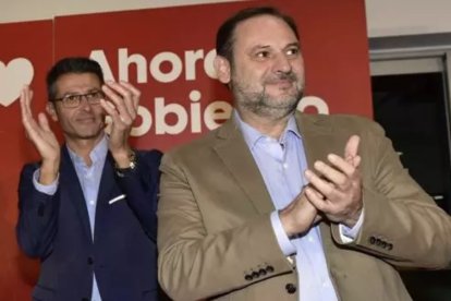 El alcalde de Almussafes, Toni Francés, del PSOE, junto a su amigo José Luis Ábalos
