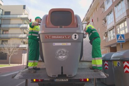 Alcalá de Henares instala 90 nuevos contenedores accesibles de residuos orgánicos para facilitar el reciclaje desde los hogares.
REMITIDA / HANDOUT por AYUNTAMIENTO DE ALCALÁ DE HENARES
18/6/2025