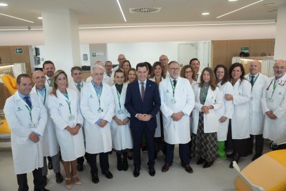 El presidente de la Junta, Juanma Moreno, este viernes, durante la inauguración del centro de día oncohematológico del Hospital Universitario Virgen de la Victoria de Málaga