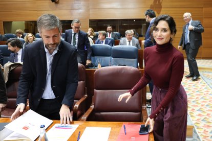 La presidenta de la Comunidad de Madrid, Isabel Díaz Ayuso, y el consejero de la Presidencia de la Comunidad de Madrid, Miguel Ángel García, durante un pleno.