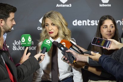 La vicepresidenta segunda y ministra de Trabajo y Economía Social, Yolanda Díaz, atiende a los medios. 
Jesús Hellín / Europa Press
17/11/2025