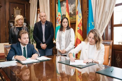 La alcaldesa de Castellón firma ante notario la adquisición de la vivienda para uso social