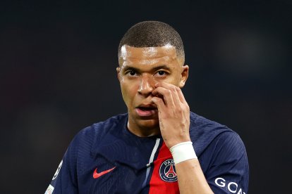 PARIS, FRANCE - MAY 07: Kylian Mbappe of Paris Saint-Germain looks on during the UEFA Champions League semi-final second leg match between Paris Saint-Germain and Borussia Dortmund at Parc des Princes on May 07, 2024 in Paris, France. (Photo by Richard Heathcote/Getty Images)