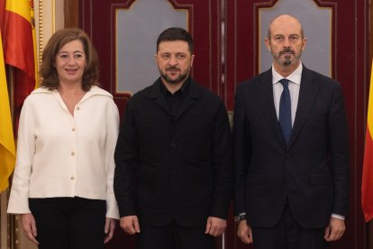 El presidente de Ucrania, Volodimir Zelenski (c), se reúne con la presidenta del Congreso, Francina Armengol, y con el presidente del Senado, Pedro Rollán (d), en el Congreso de los Diputados, a 18 de noviembre de 2025, en Madrid (España). Durante su visita a España el presidente ucraniano se reunió con el Rey y con el presidente del Gobierno con la esperanza de reanudar los acuerdos para reforzar la defensa de Ucrania frente a los nuevos ataques rusos centrados especialmente en la infraestructura energética del país.

Eduardo Parra / Europa Press
18/11/2025