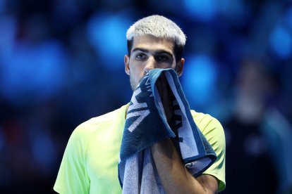 TURIN, ITALY - NOVEMBER 16: Carlos Alcaraz of Spain wipes his face with a towel during the Men's Singles Final against Jannik Sinner of Italy on day eight of the Nitto ATP Finals 2025 at Inalpi Arena on November 16, 2025 in Turin, Italy. (Photo by Clive Brunskill/Getty Images)