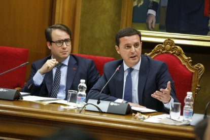 El presidente de la Diputación Provincial de Almería, Javier Aureliano García, y el vicepresidente Fernando Giménez, en un pleno.