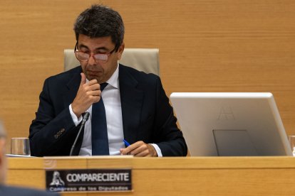 El presidente de la Generalitat valenciana en funciones, Carlos Mazón, en la comisión de la dana, en el Congreso de los Diputados.