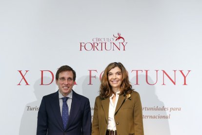 El alcalde de Madrid, José Luis Martínez-Almeida junto a la presidenta del Círculo Fortuny, Alexandra Falcó.
FOTO- Carolina Morales