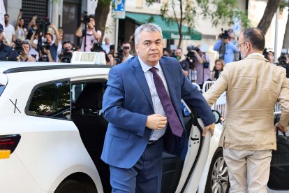 (Foto de ARCHIVO)
El exsecretario de Organización del PSOE Santos Cerdán a su llegada a declarar en el Tribunal Supremo, a 30 de junio de 2025, en Madrid (España). El Tribunal Supremo (TS) ha citado a declarar a Santos Cerdán por presuntos delitos de organización criminal y cohecho. Cerdán está siendo investigado dada su conexión inescindible con los hechos referidos al exministro de Transportes José Luis Ábalos.

Jesús Hellín / Europa Press
30 JUNIO 2025;SANTOS CERDÁN;TRIBUNAL SUPREMO;CASO KOLDO
30/6/2025