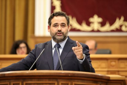 (Foto de ARCHIVO)
El presidente del PP de Castilla-La Mancha, Paco Núñez, durante la primera sesión del Debate sobre el Estado de la Región, en las Cortes de Castilla-La Mancha, a 16 de octubre de 2025, en Toledo, Castilla-La Mancha (España). Page se enfrenta desde hoy al segundo Debate sobre el Estado de la Región (DER) de la legislatura en el que prevé dejar medidas en materia de vivienda y de deducciones fiscales. PP y Vox quieren dejar patente, a su juicio, el "agotamiento" del responsable autonómico y negar la "visión idílica" que dan de la Comunidad Autónoma y su gestión.

Juanma Jiménez / Europa Press
16/10/2025