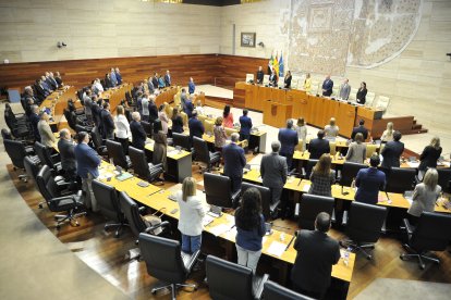 La Asamblea De Extremadura Guarda Un Minuto De Silencio En Memoria Del Expresidente Guillermo Fernández Vara. EuropaPress