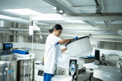 Una mujer trabaja en la sala de criopreservación de células el Hospital Clínic, a 28 de septiembre de 2023, en Barcelona, Cataluña (España). 
David Zorrakino / Europa Press
28/9/2023