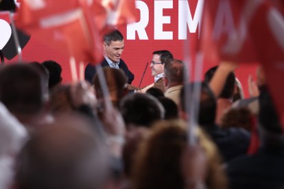 Pedro Sánchez y Miguel Ángel Gallardo en Mérida. EuropaPress