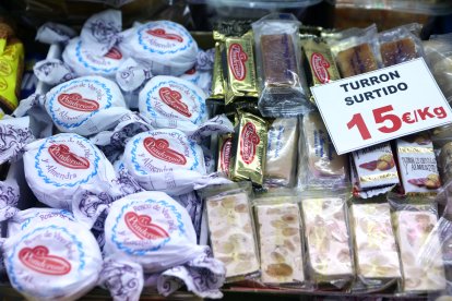 Turrón y mazapán en un puesto en el Mercado de San Isidro, a 17 de diciembre de 2021, en Madrid, (España). 
Isabel Infantes / Europa Press
17 DICIEMBRE 2021