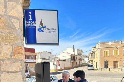 El diputado de Turismo y Deportes, Pedro Cuesta, en uno de los municipios beneficiados